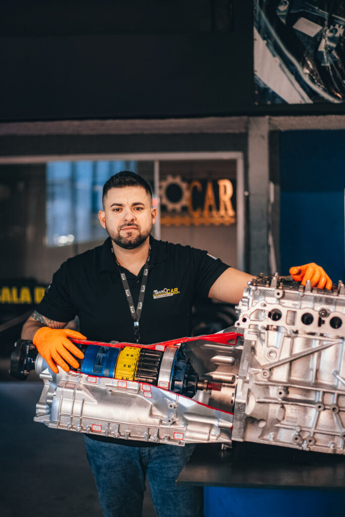 Christian com um câmbio automático em corte na Tecnocar Guaíba