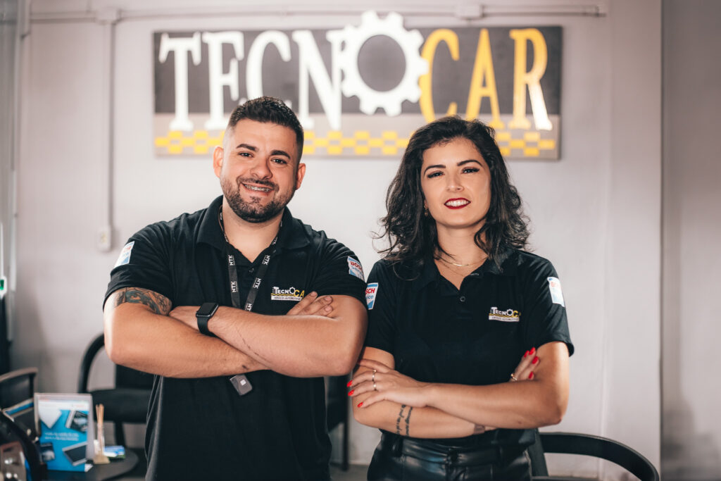 Christian e Tatiely, donos da Tecnocar Guaíba, na oficina