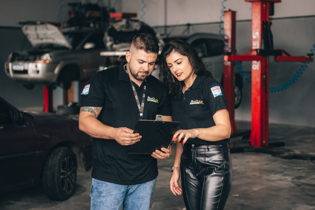 Christian e Tatiely conferindo um serviço na oficina da Tecnocar em Guaíba