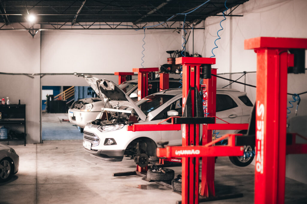 Elevadores e carros em revisão na oficina da Tecnocar Guaíba